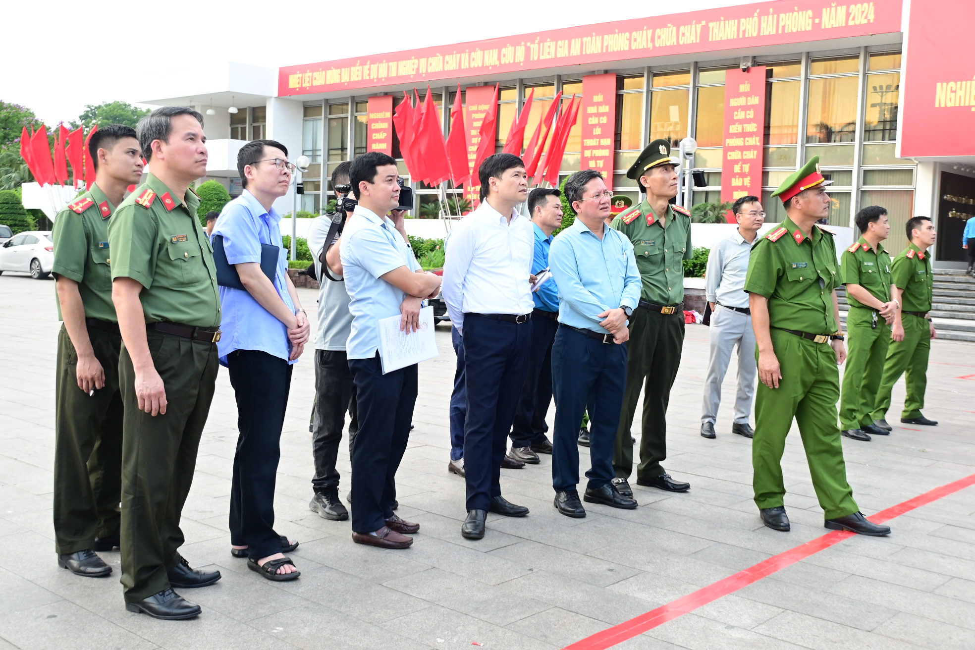 Phó Chủ tịch UBND thành phố kiểm tra công tác chuẩn bị Hội thi nghiệp vụ chữa cháy và cứu nan, cứu hộ “Tổ liên gia an toàn phòng cháy chữa cháy” thành phố năm 2024.